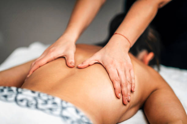 Il massaggio Lomi - Lomi può essere molto benefico per tutti, ma può essere particolarmente efficace per le persone che soffrono di problemi legati allo stress, come l'ansia o il burnout.